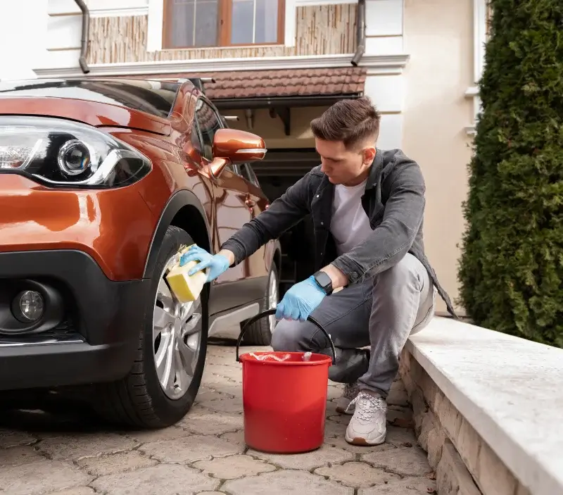 Lavage auto à domicile Écuillé : professionnel intervenant sur un véhicule